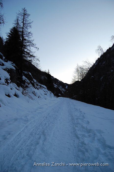 01 Ci si avvia sulla strada mentre il cielo schiarisce.JPG